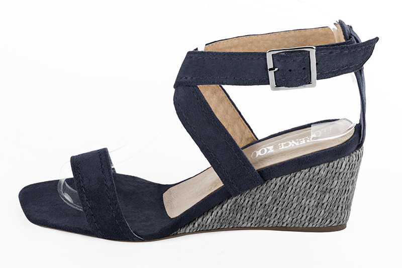 Navy blue women's fully open sandals, with crossed straps. Square toe. Medium wedge heels. Profile view - Florence KOOIJMAN